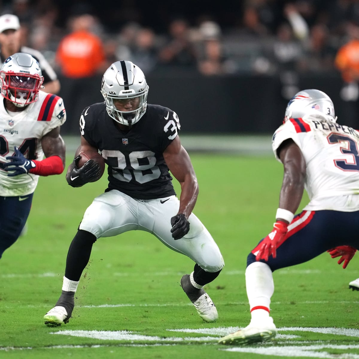 Las Vegas Raiders running back Brandon Bolden (34) takes a break during  their game against the Tennessee Titans Sunday, Sept. 25, 2022, in  Nashville, Tenn. (AP Photo/Wade Payne Stock Photo - Alamy