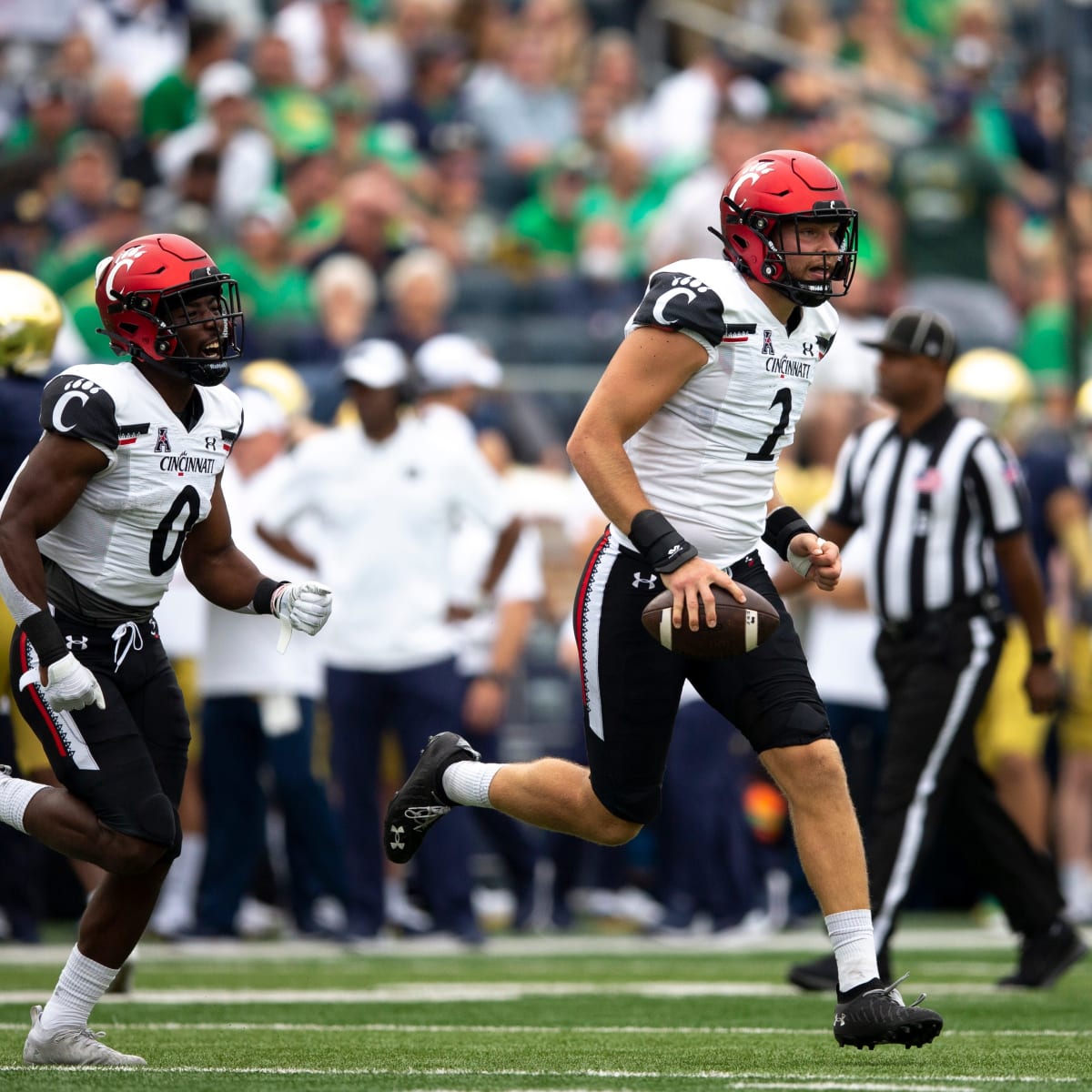 Cincinnati Bearcats linebacker Deshawn Pace (20) plays during the second  half of an NCAA college football game against Kennesaw State, Saturday,  Sept. 10, 2022, in Cincinnati. (AP Photo/Jeff Dean Stock Photo - Alamy