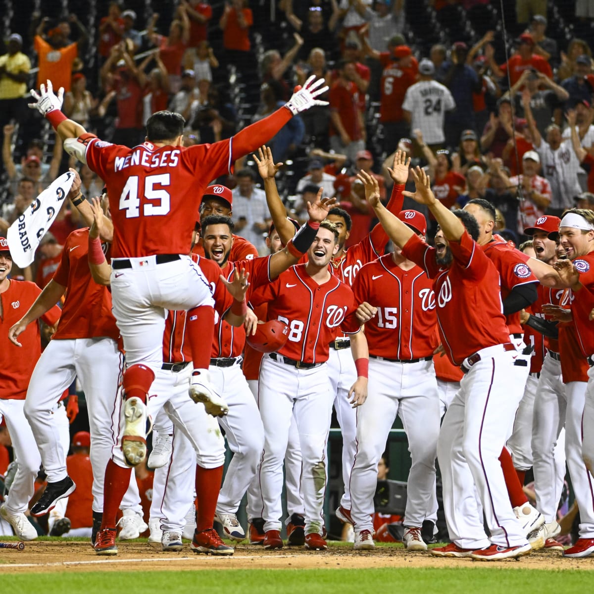 Kyle Schwarber hits walk-off homer for Nationals