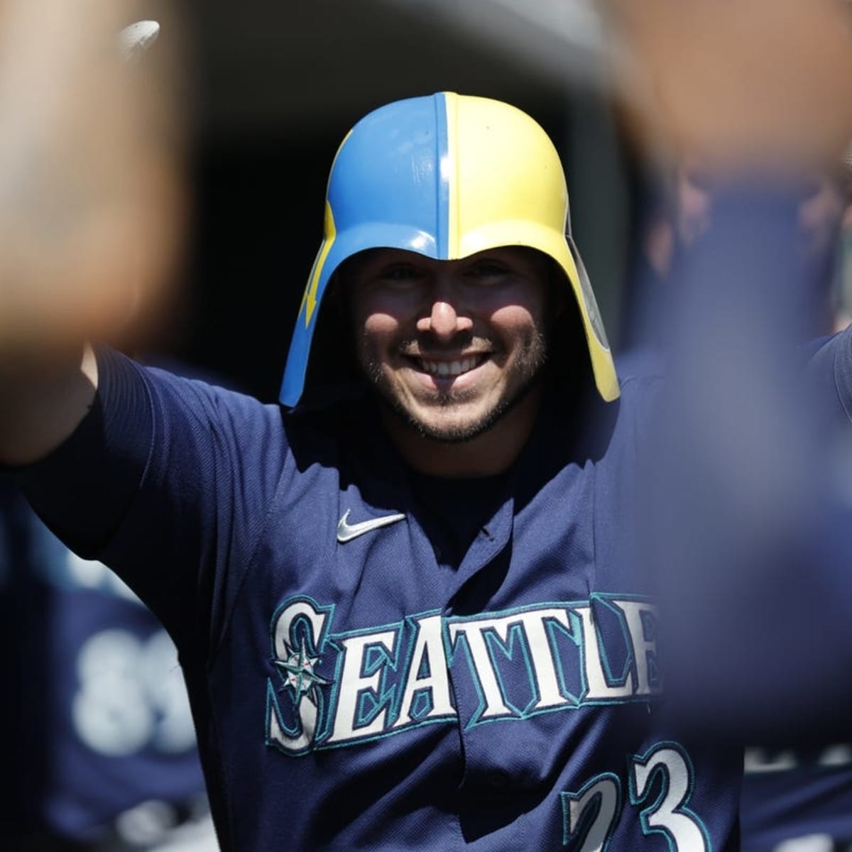 Mariners beat Athletics 5-2 to stay in AL wild-card chase