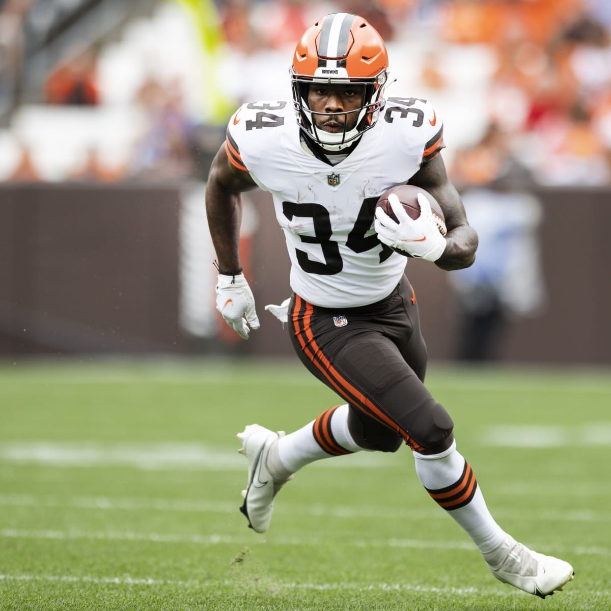 Cleveland Browns defensive end Isaac Rochell (98) on defense during an NFL  football game against the Carolina Panthers, Sunday, Sep. 11, 2022, in  Charlotte, N.C. (AP Photo/Brian Westerholt Stock Photo - Alamy