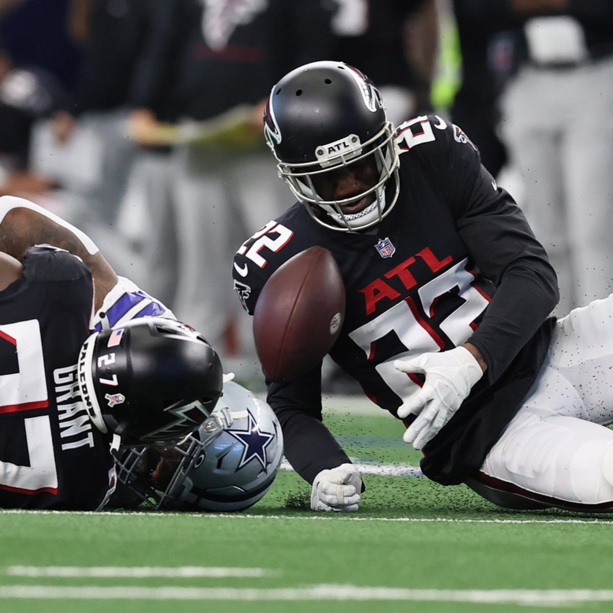 New York Giants cornerback Fabian Moreau (37) defends against the  Washington Commanders during an NFL football game Sunday, Dec. 4, 2022, in  East Rutherford, N.J. (AP Photo/Adam Hunger Stock Photo - Alamy