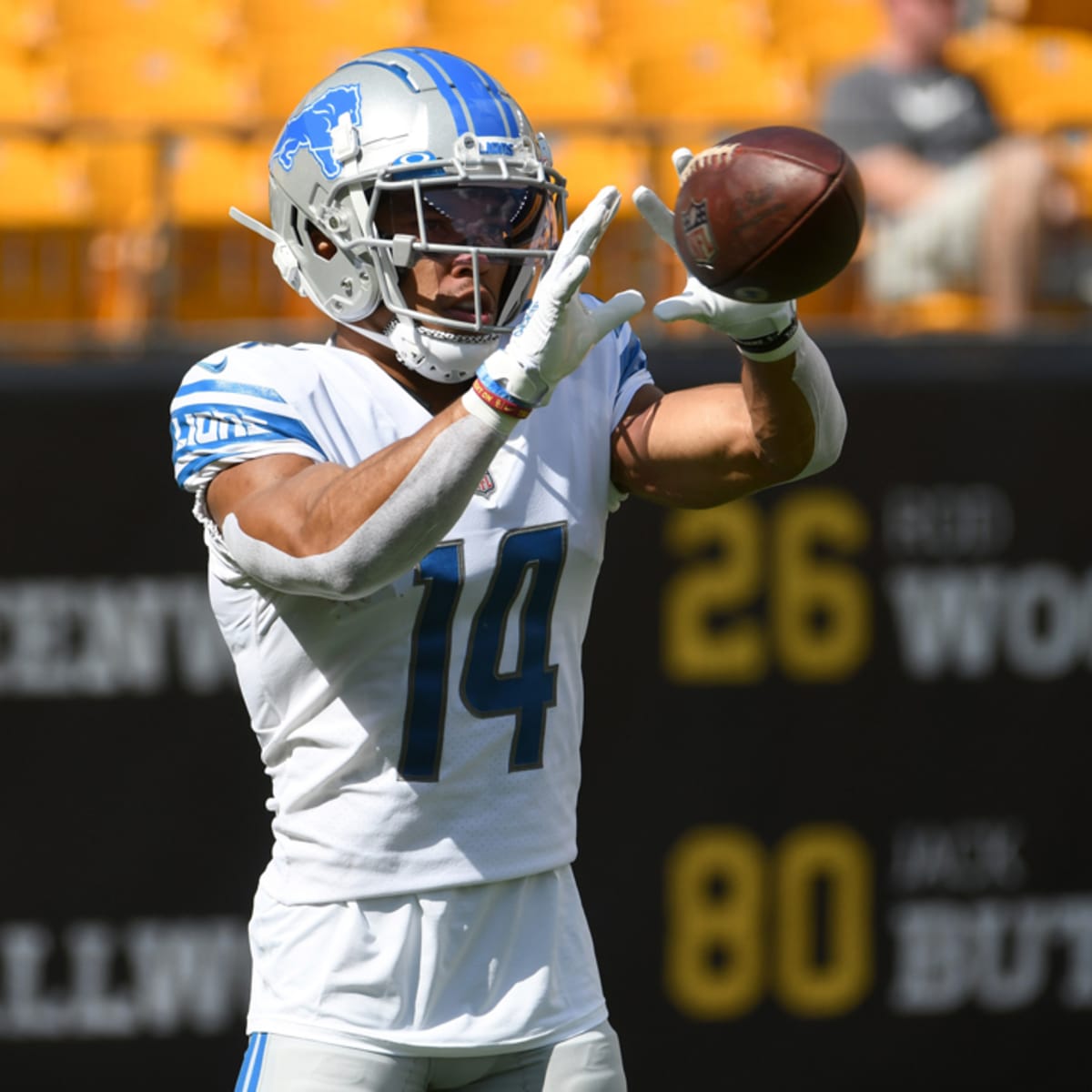 D'Andre Swift looking yoked up in Lions OTAs