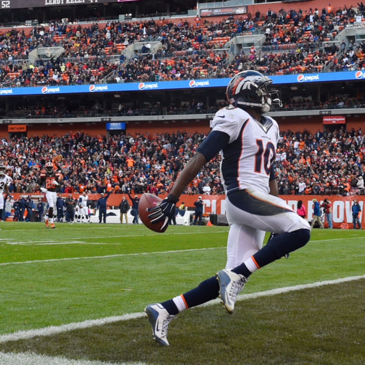 Super Bowl 50 champ Emmanuel Sanders announces retirement with