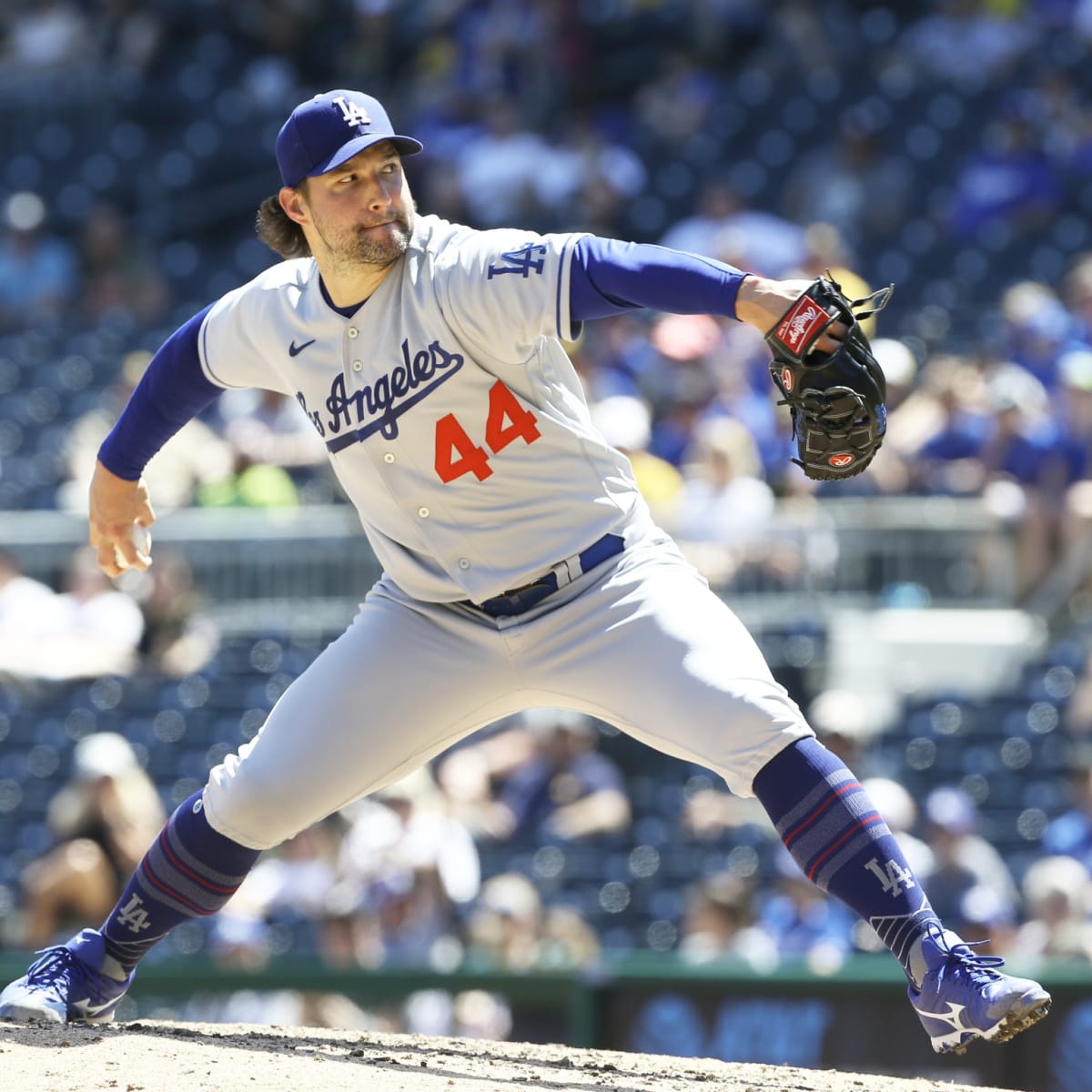 Dodgers News: Dave Roberts Talks Latest on Victor Gonzalez