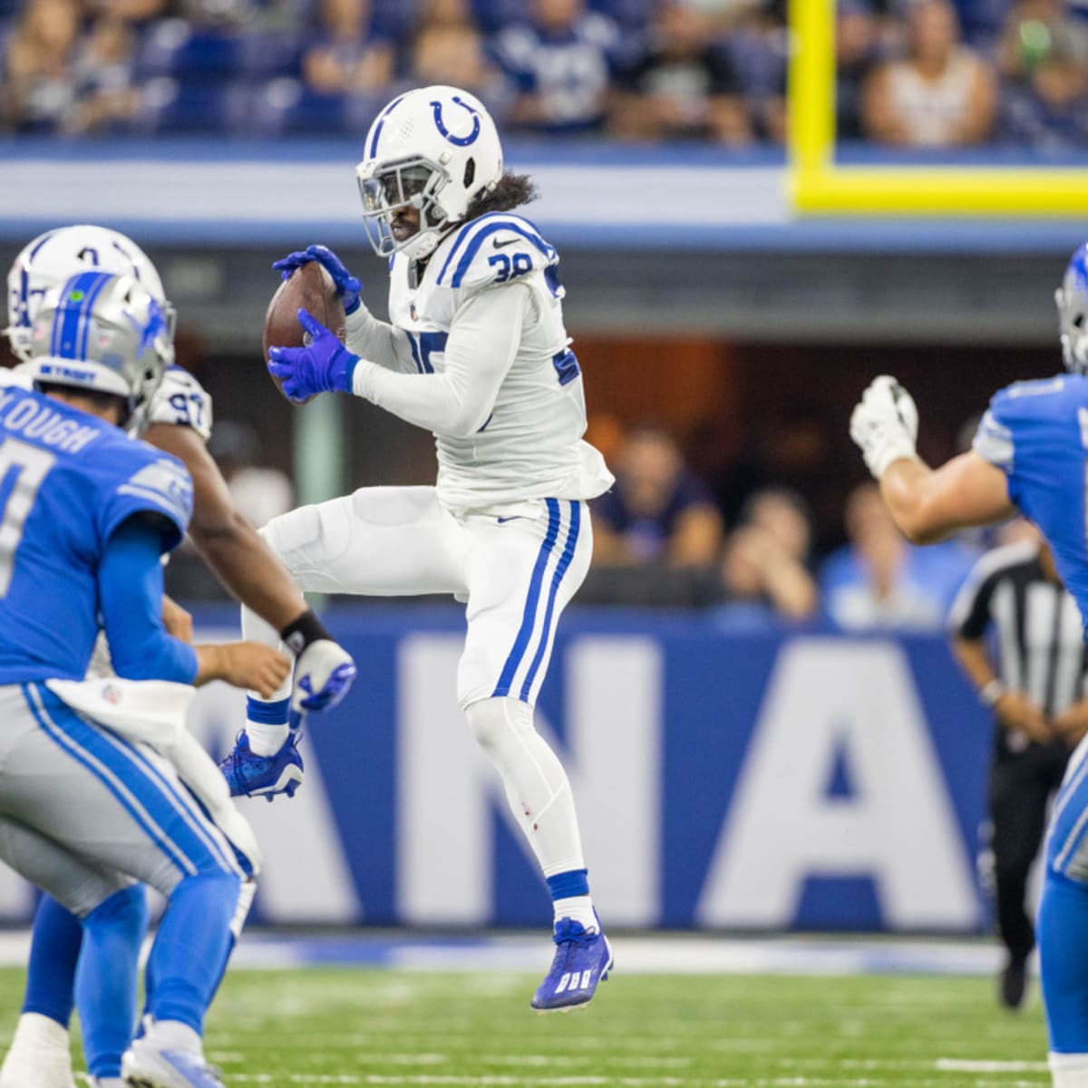 Colts re-sign special teamer Tony Brown