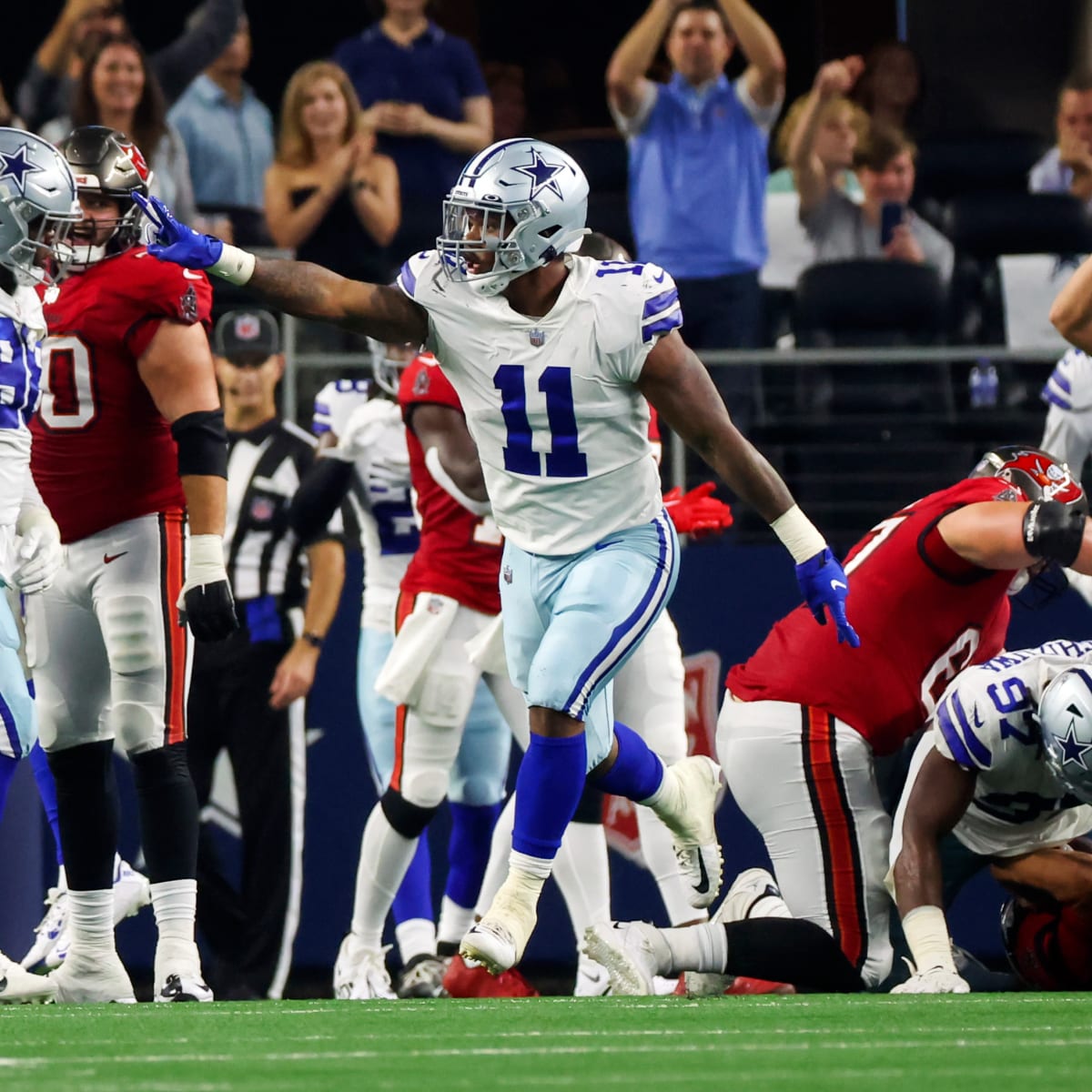 Dallas Cowboys' Micah Parsons visits with Cincinnati Bengals players after  their NFL football game in Arlington, Texas, Sunday, Sept. 17, 2022. (AP  Photo/Tony Gutierrez Stock Photo - Alamy