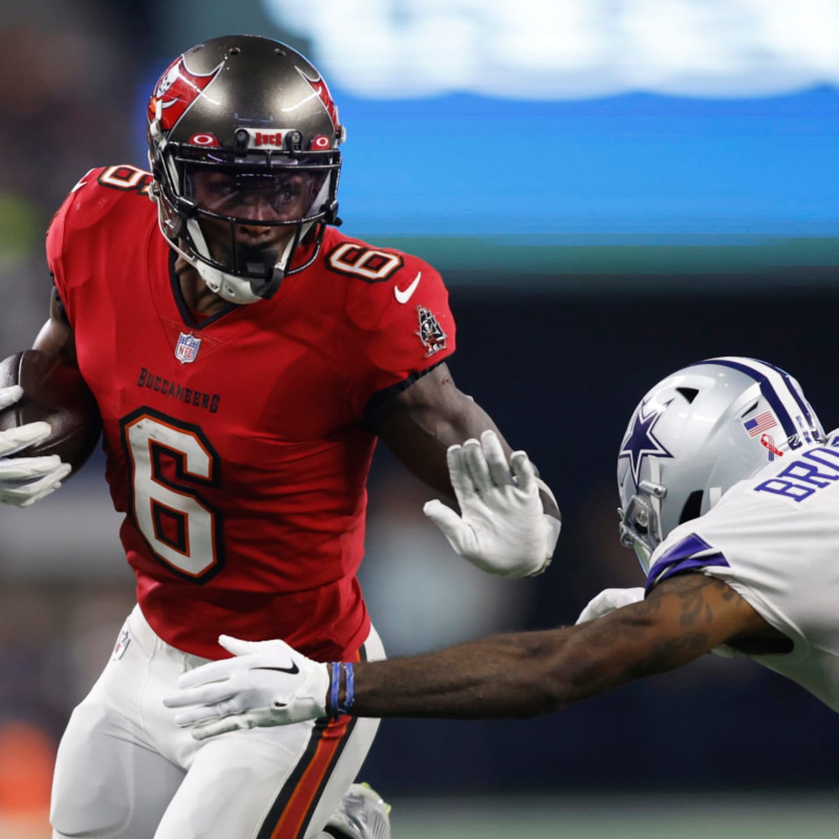 Julio Jones goes airborne for jump-ball from Tom Brady vs. Dolphins