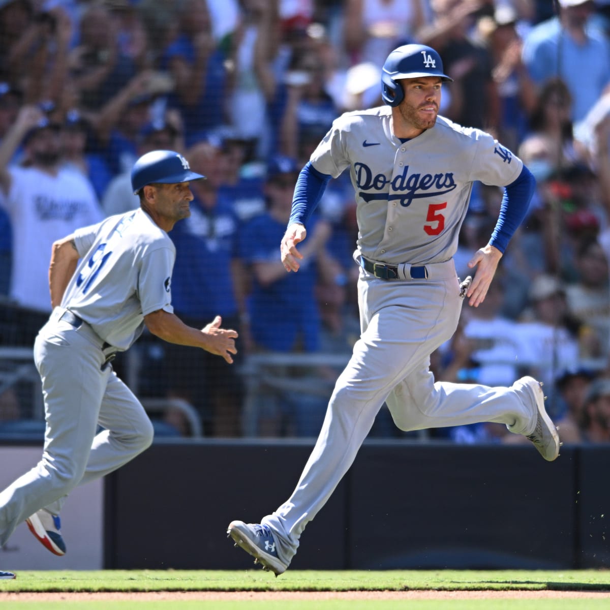 Freddie Three-man! Freddie Freeman gives the Dodgers the lead in Atlanta! 