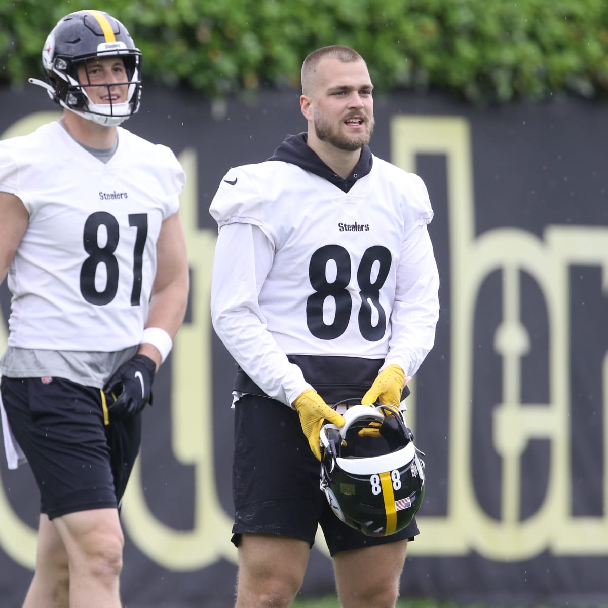 Pittsburgh, Pennsylvania, USA. 18th Sep, 2022. September 18th, 2022  Pittsburgh Steelers tight end Pat Freiermuth (88) during Pittsburgh Steelers  vs New England Patriots in Pittsburgh, PA at Acrisure Stadium. Jake  Mysliwczyk/BMR (Credit