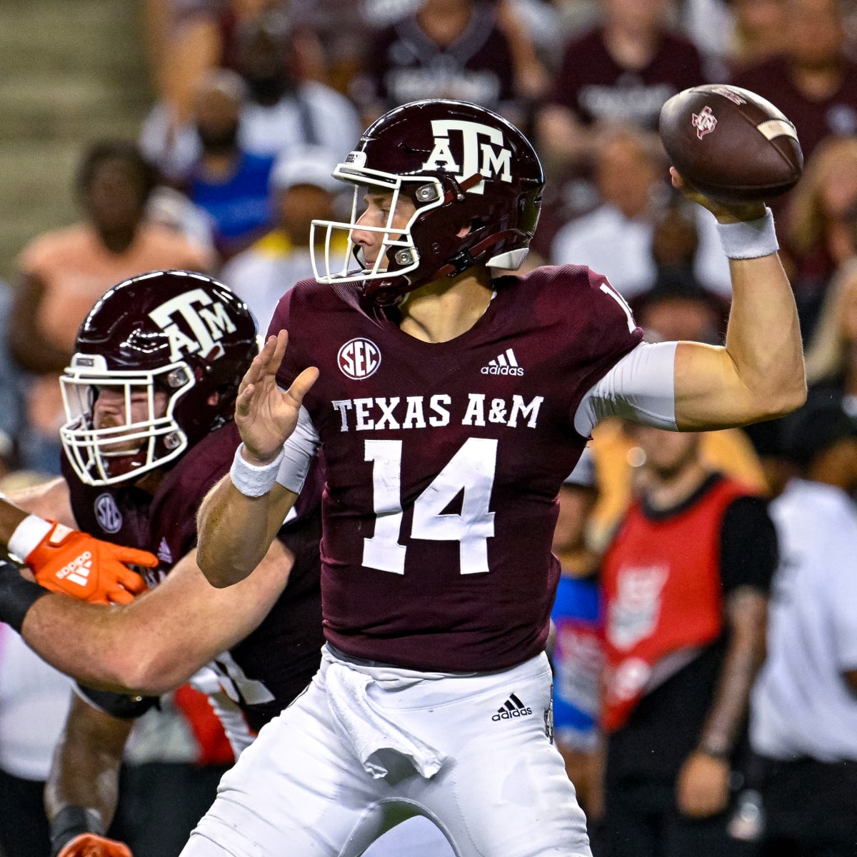 Max Johnson Leads Texas A&M Aggies to 17-6 Halftime Lead vs