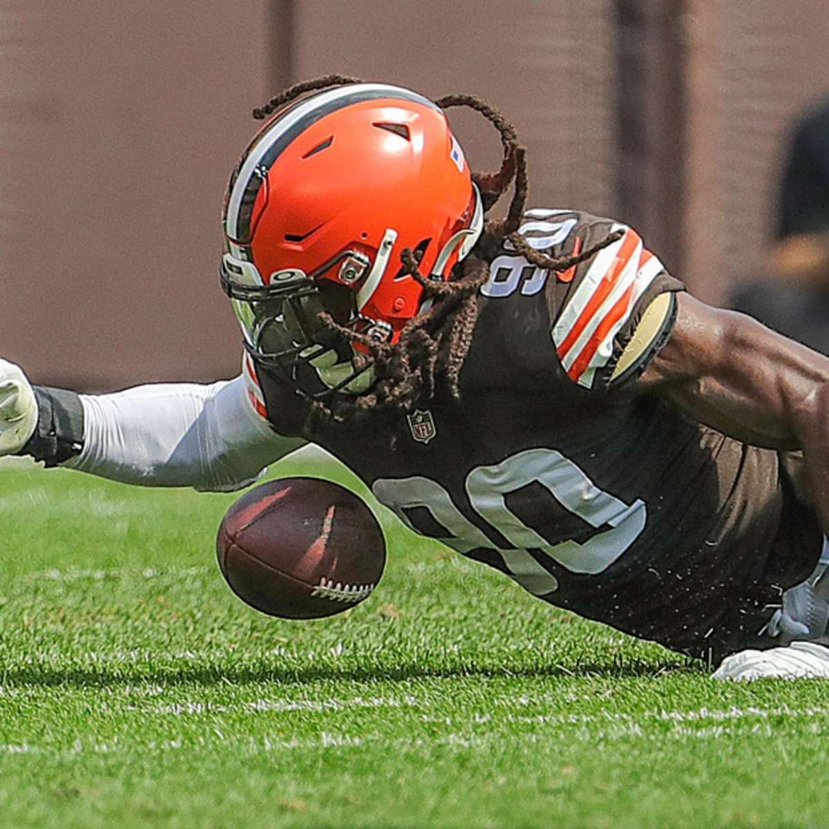 Browns DE Jadeveon Clowney back from concussion, practicing