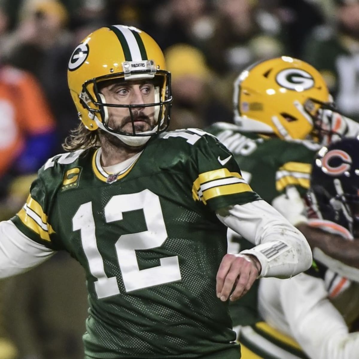 Green Bay Packers' Aaron Rodgers warms up in the rain before an NFL  football game against the Chicago Bears Thursday, Nov. 26, 2015, in Green  Bay, Wis. (AP Photo/Mike Roemer Stock Photo 