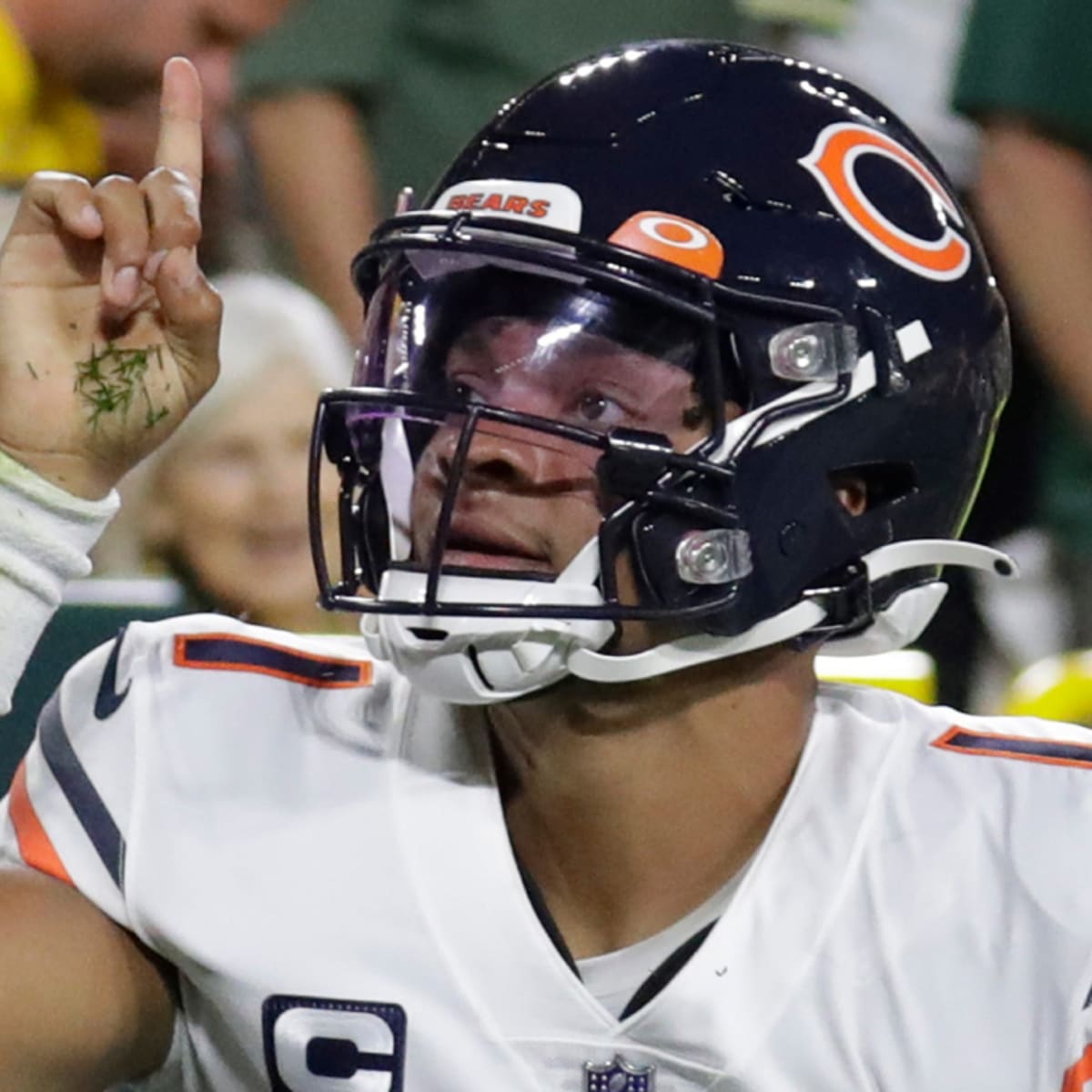 Bears QB Justin Fields apologizes to teammates, fans after loss to