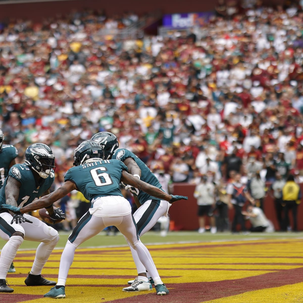 Eagles' DeVonta Smith cuts the Commanders lead with a TD catch