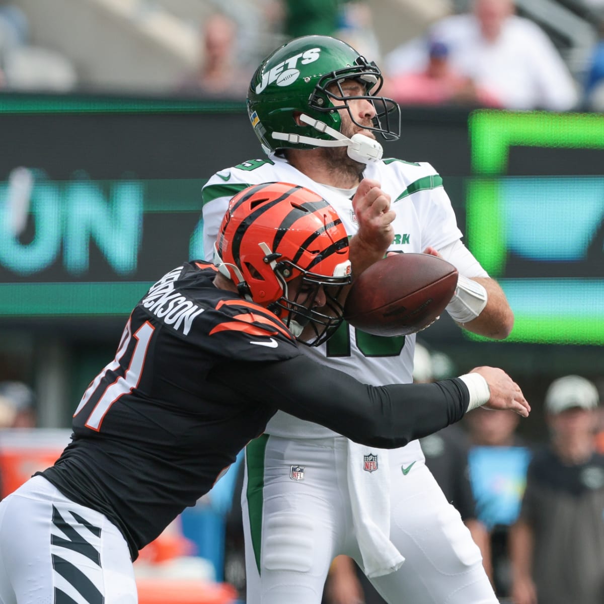 Cincinnati Bengals - Hendrickson starts the half with a sack