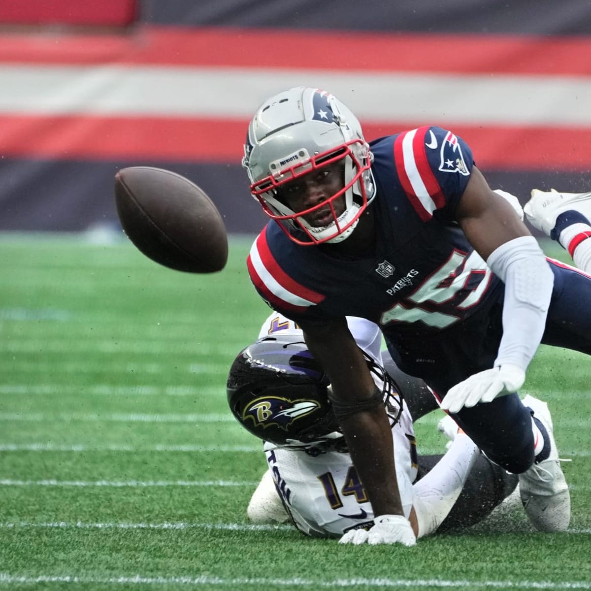 Mac Jones hobbles off the field during Patriots-Ravens game