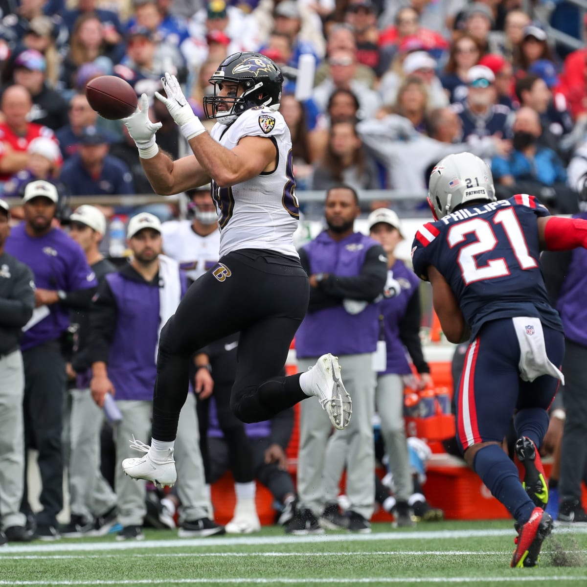 Ravens' TE Mark Andrews visits Verizon store in Baltimore