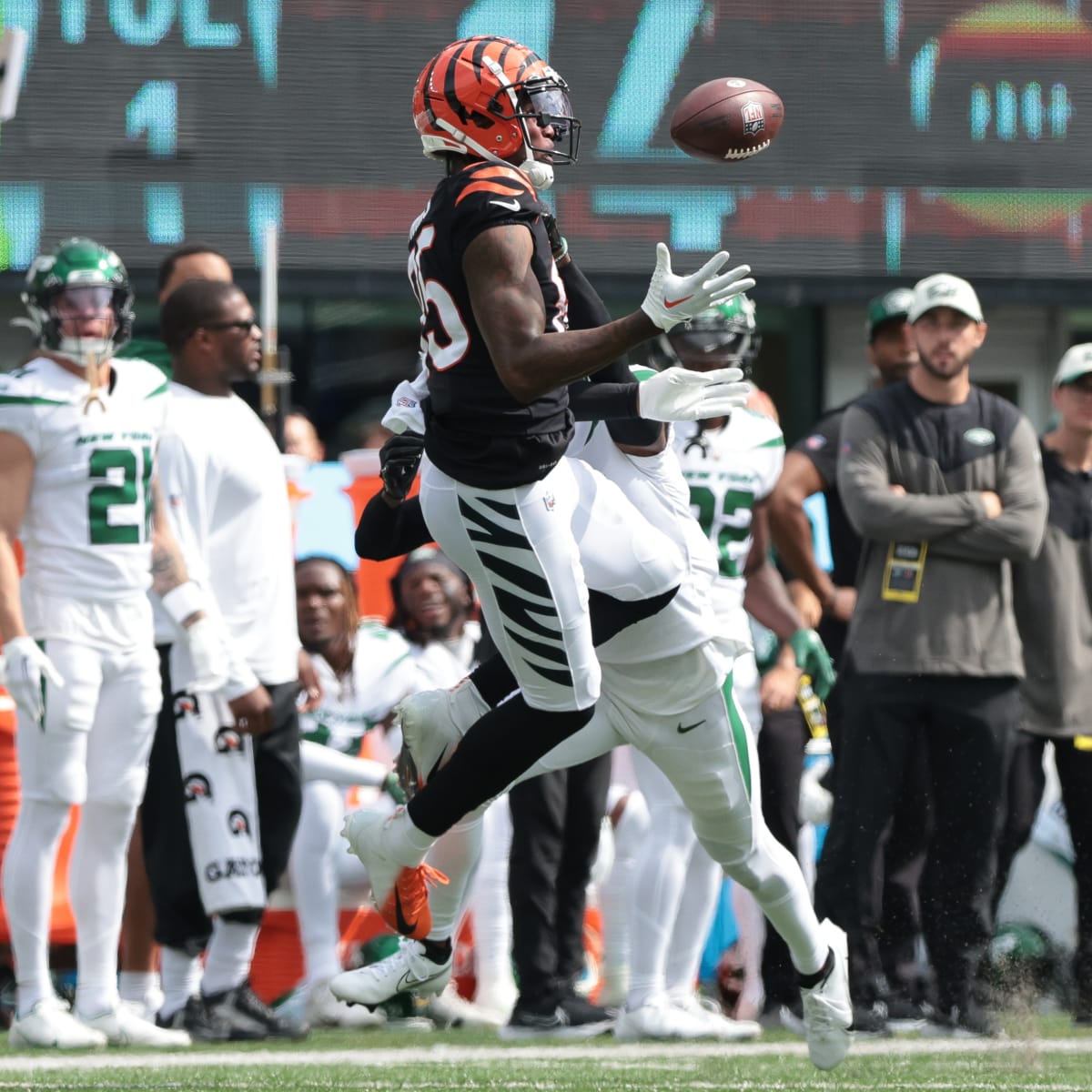 Tee Higgins leaps for touchdown catch from Joe Burrow in end zone