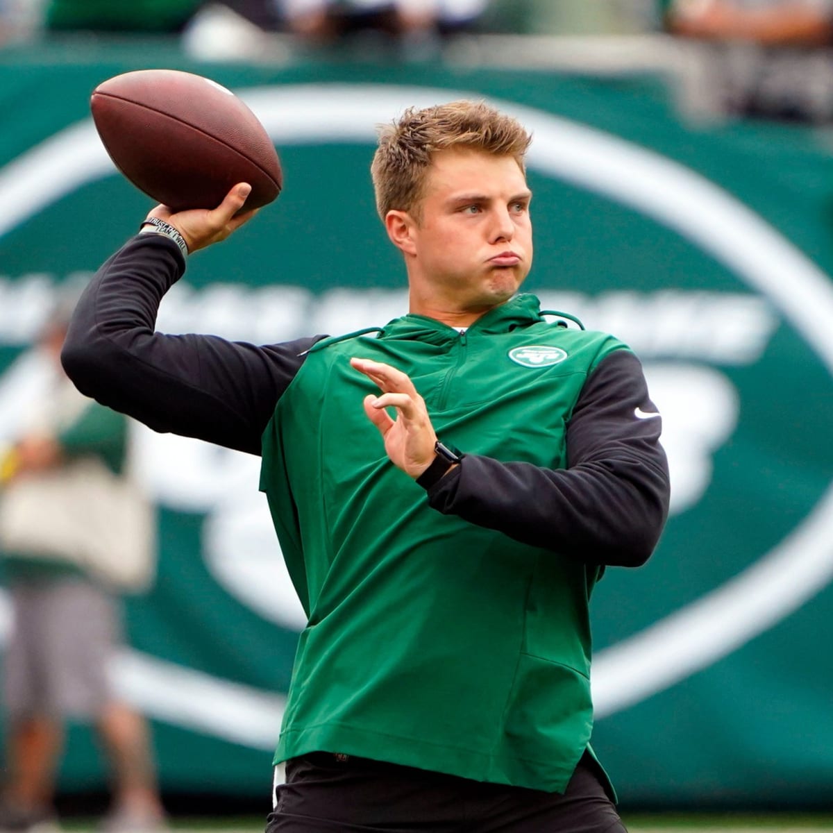 New York Jets quarterback Zach Wilson (2) scrambles against the Pittsburgh  Steelers during the first half of an NFL football game, Sunday, Oct. 2,  2022, in Pittsburgh. (AP Photo/Don Wright Stock Photo - Alamy