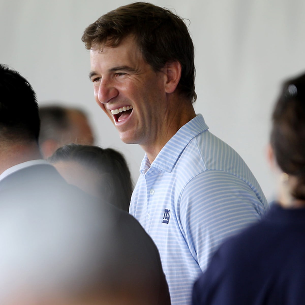 Young Philadelphia Eagles fan receives double bird from Eli Manning