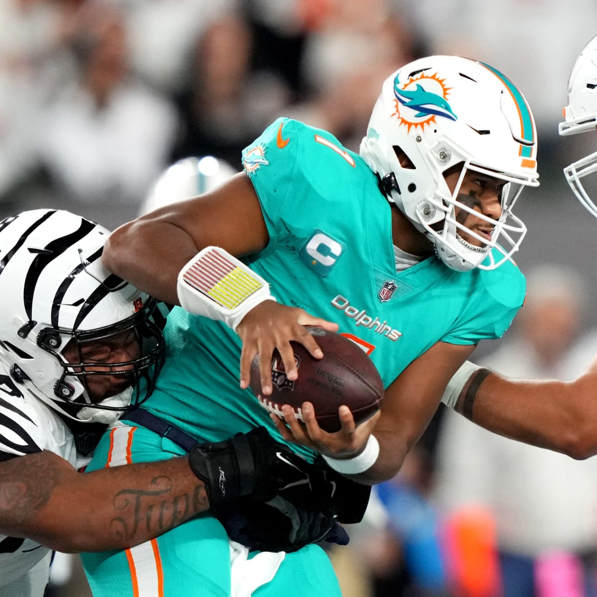 Dolphins QB Tua Tagovailoa reportedly flies home with team after being  discharged from hospital for head and neck injuries