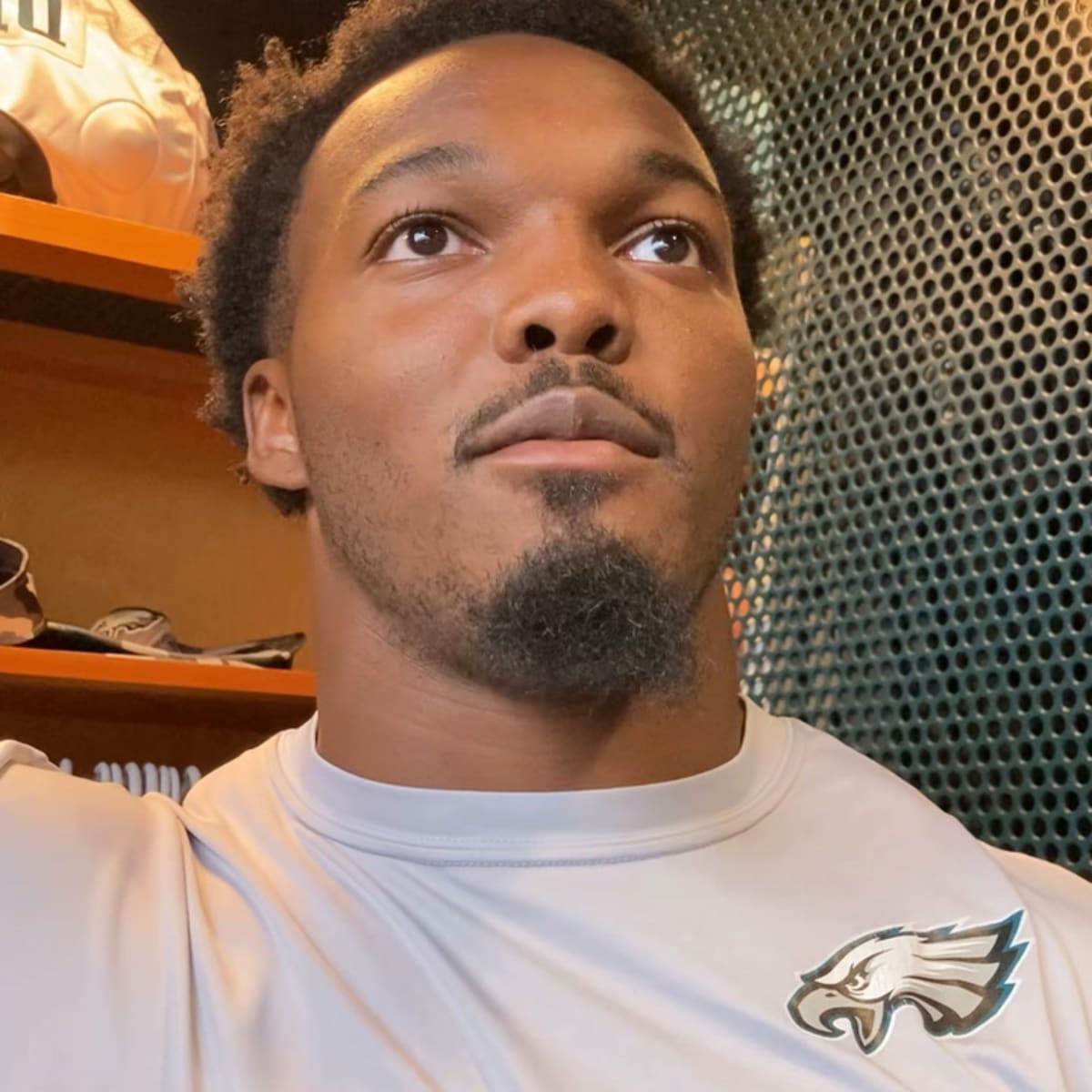 Eagles fans hype up Nakobe Dean after TJ Edwards' Bears signing