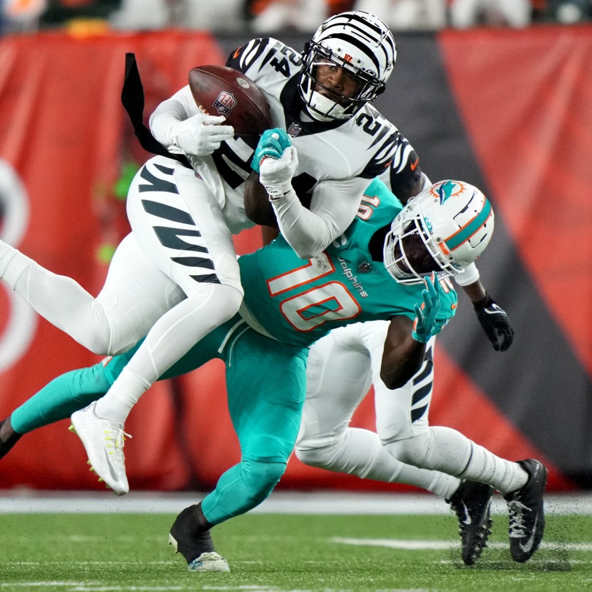 Miami Dolphins' Tyreek Hill calls out Cincinnati Bengals' Eli