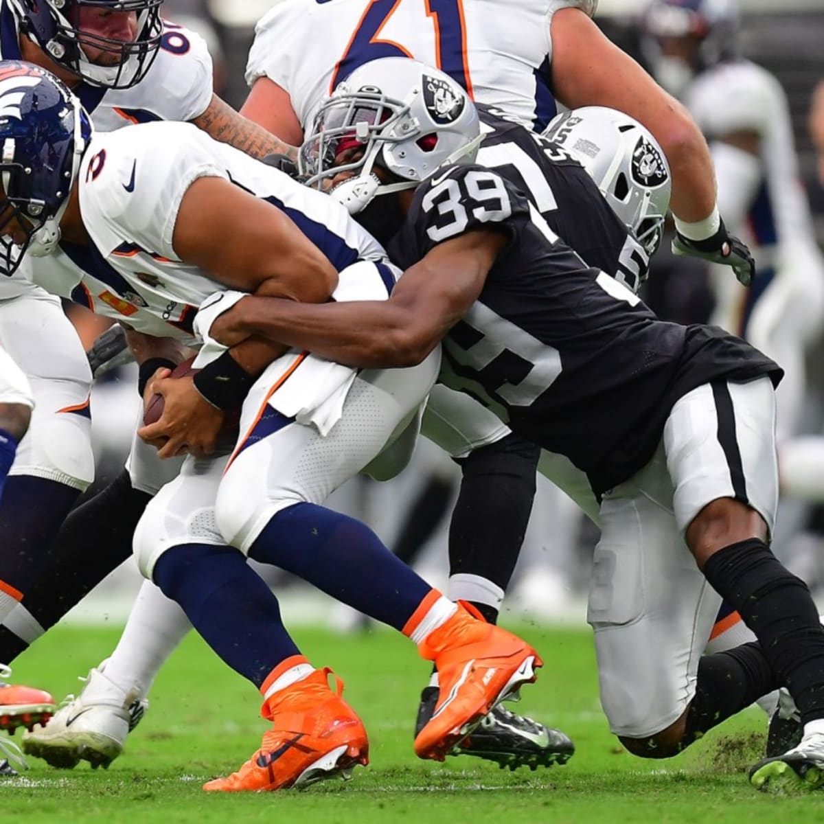 Jacobs, defense lead Raiders to 1st win, 32-23 over Broncos - The