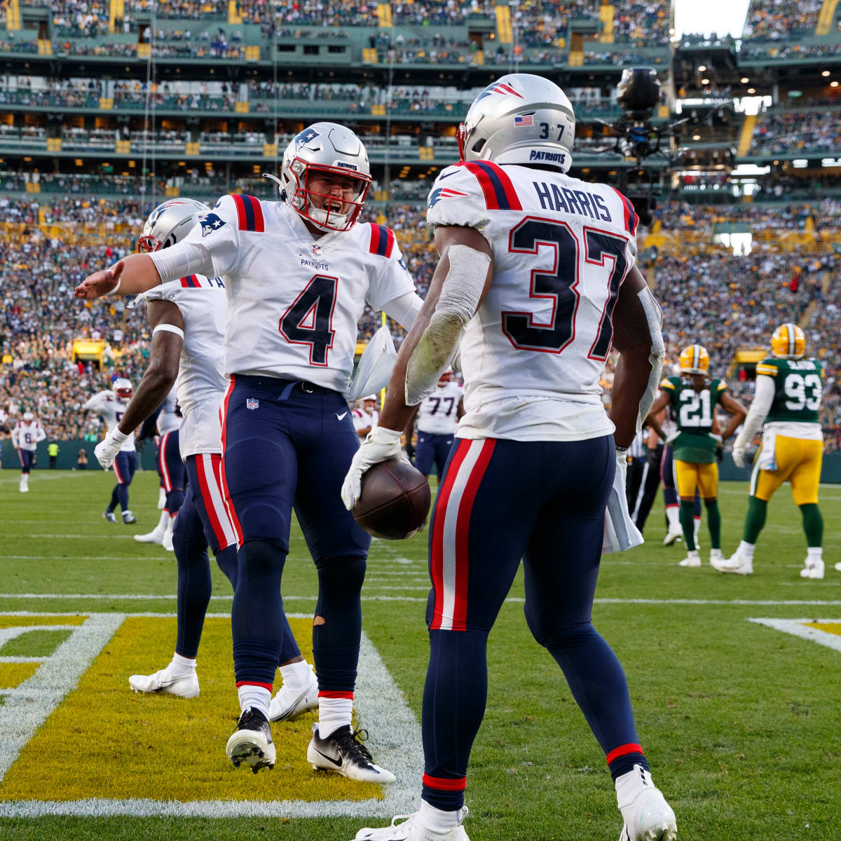 Patriots bring historic respect to Lambeau Field