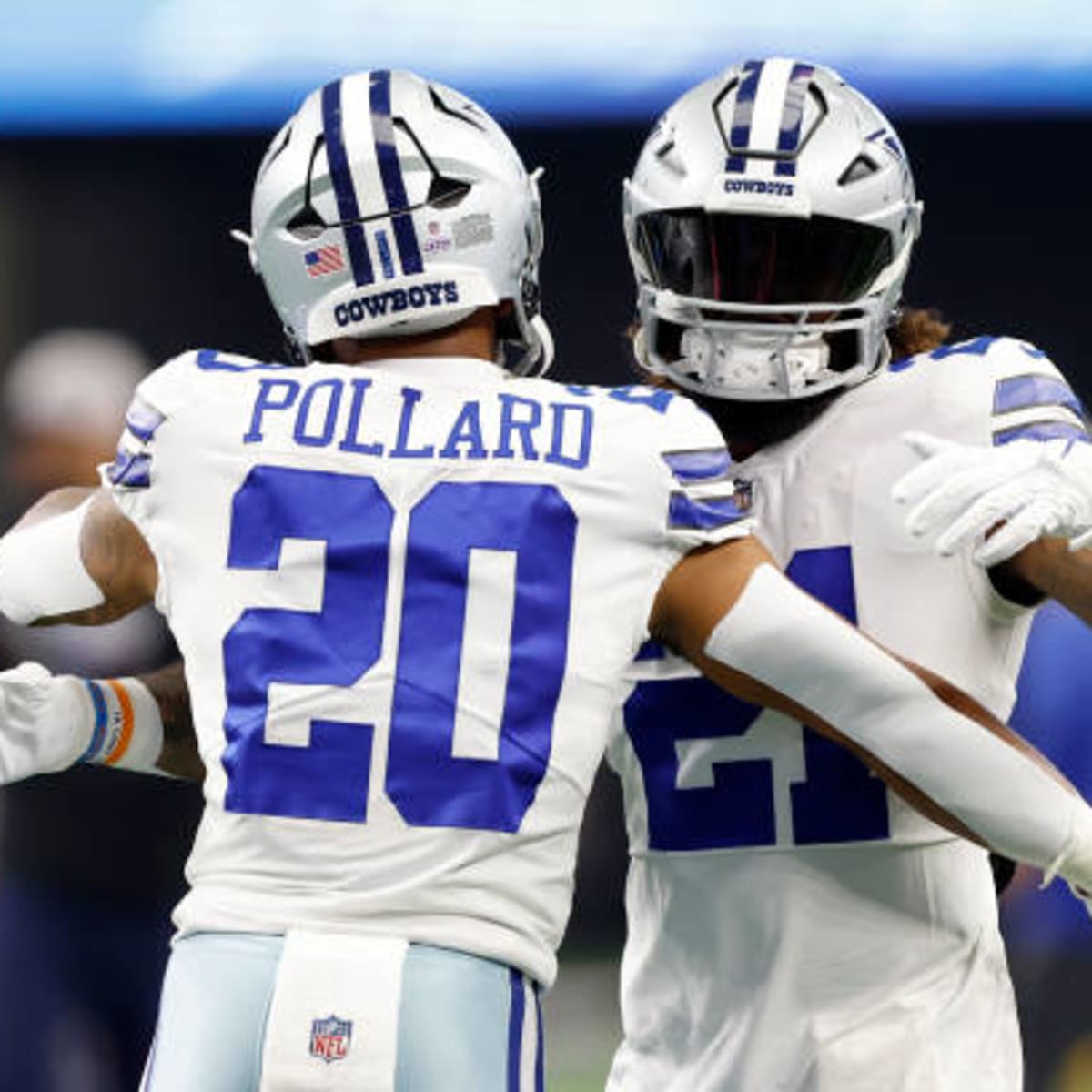 December 18, 2022: Dallas Cowboys quarterback DAK PRESCOTT (4) hands off  the ball to Dallas Cowboys running back EZEKIEL ELLIOTT (21) during the  Jacksonville Jaguars vs Dallas Cowboys NFL game at TIAA