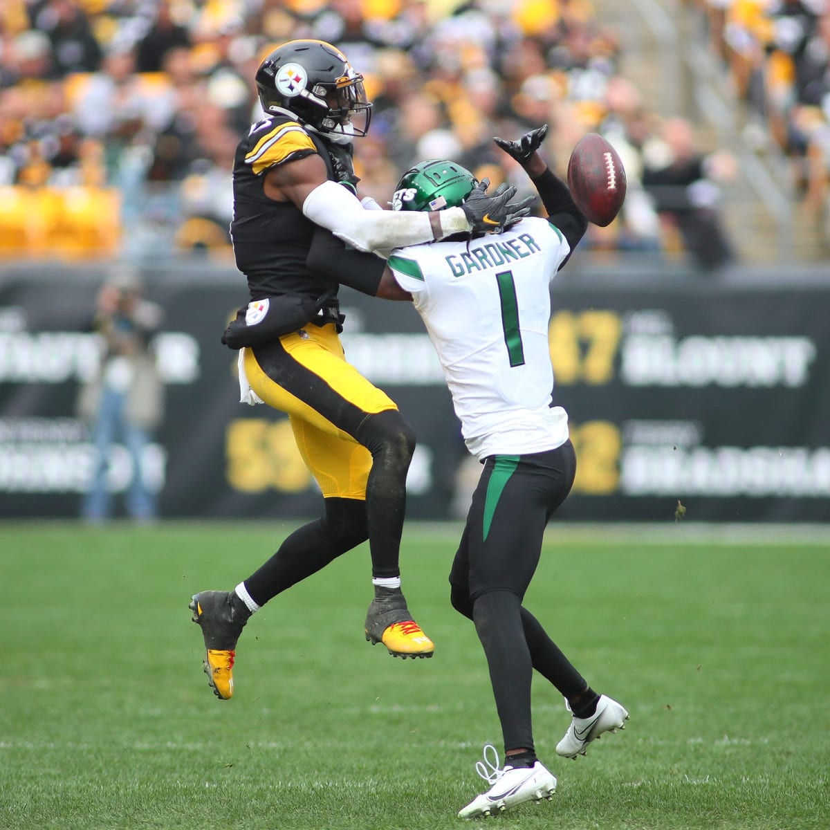 New York Jets cornerback Sauce Gardner (1) defends against the Baltimore  Ravens during an NFL football game Sunday, Sept. 11, 2022, in East  Rutherford, N.J. (AP Photo/Adam Hunger Stock Photo - Alamy