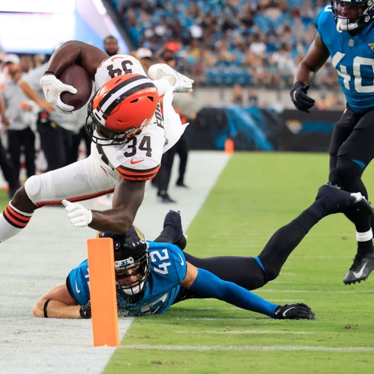 Cleveland Browns running back Jerome Ford bounces it outside for