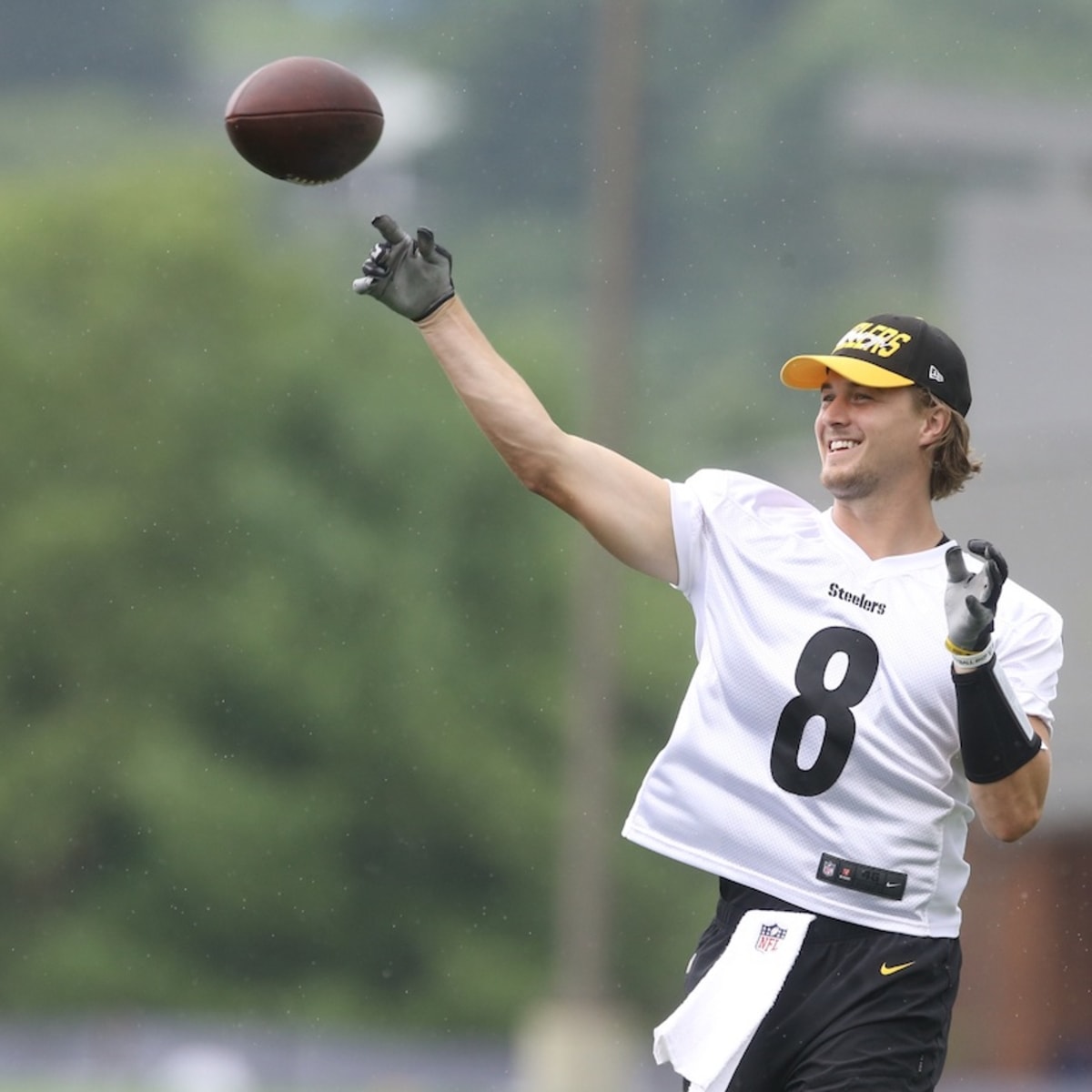 Steelers columnist slams N.J.'s Kenny Pickett: 'Right now, I think he  stinks' 