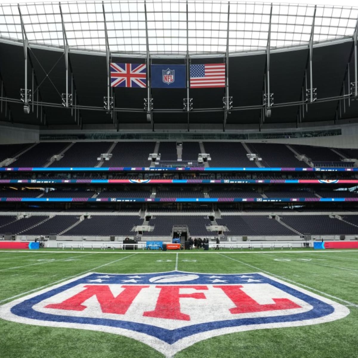 Green Bay Packers players form a huddle as they warm-up before an NFL game  between the New York Giants and the Green Bay Packers at the Tottenham  Hotspur stadium in London, Sunday