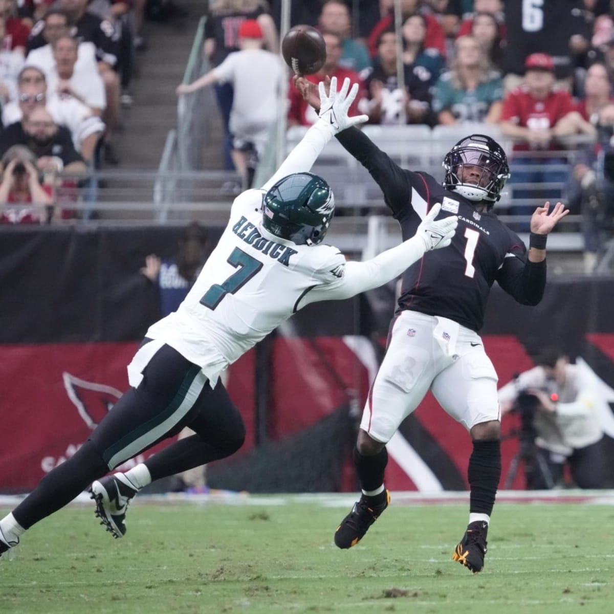 Eagles stay undefeated, hang on to beat Cardinals 20-17