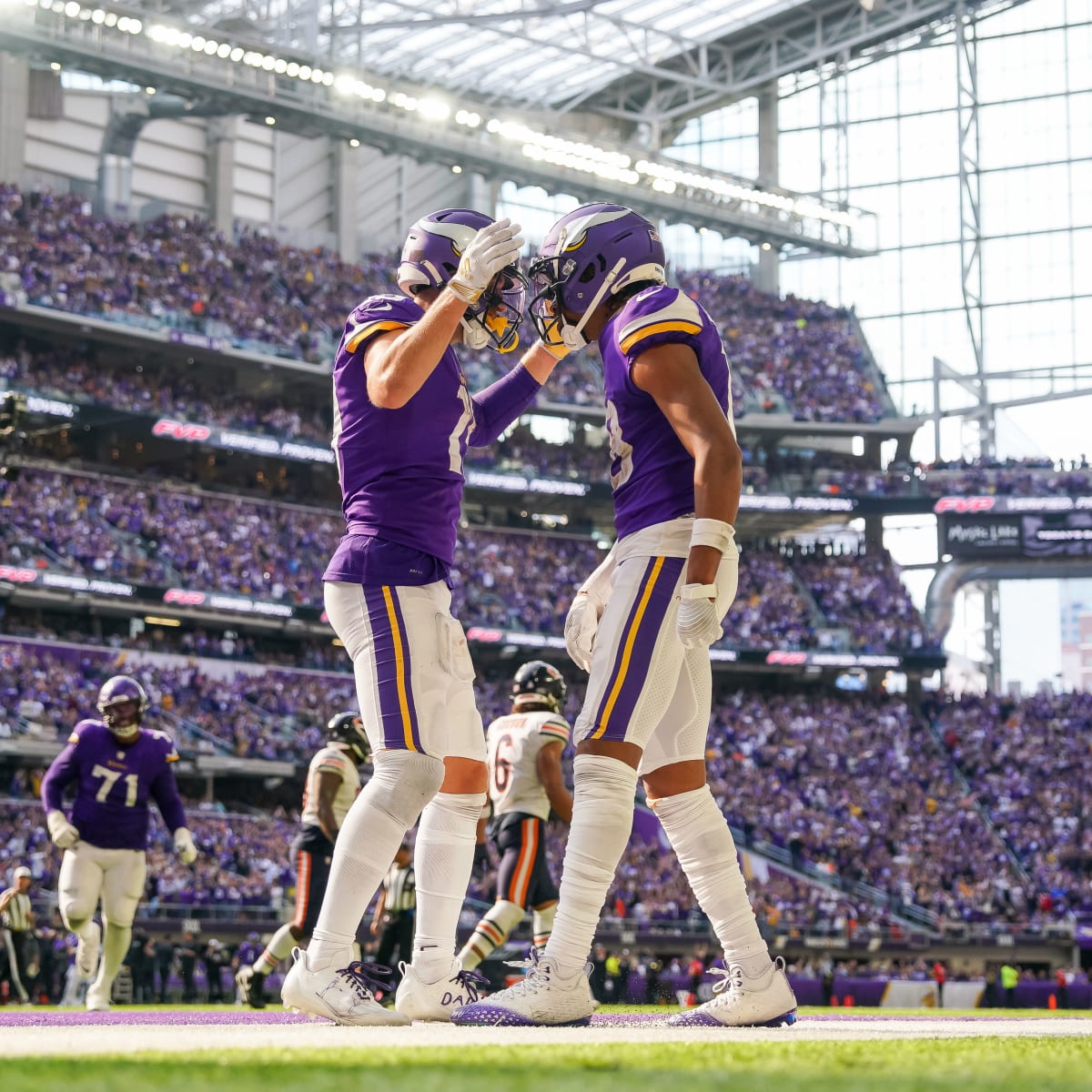 Cousins throws for 2 touchdowns as Vikings beat Bears