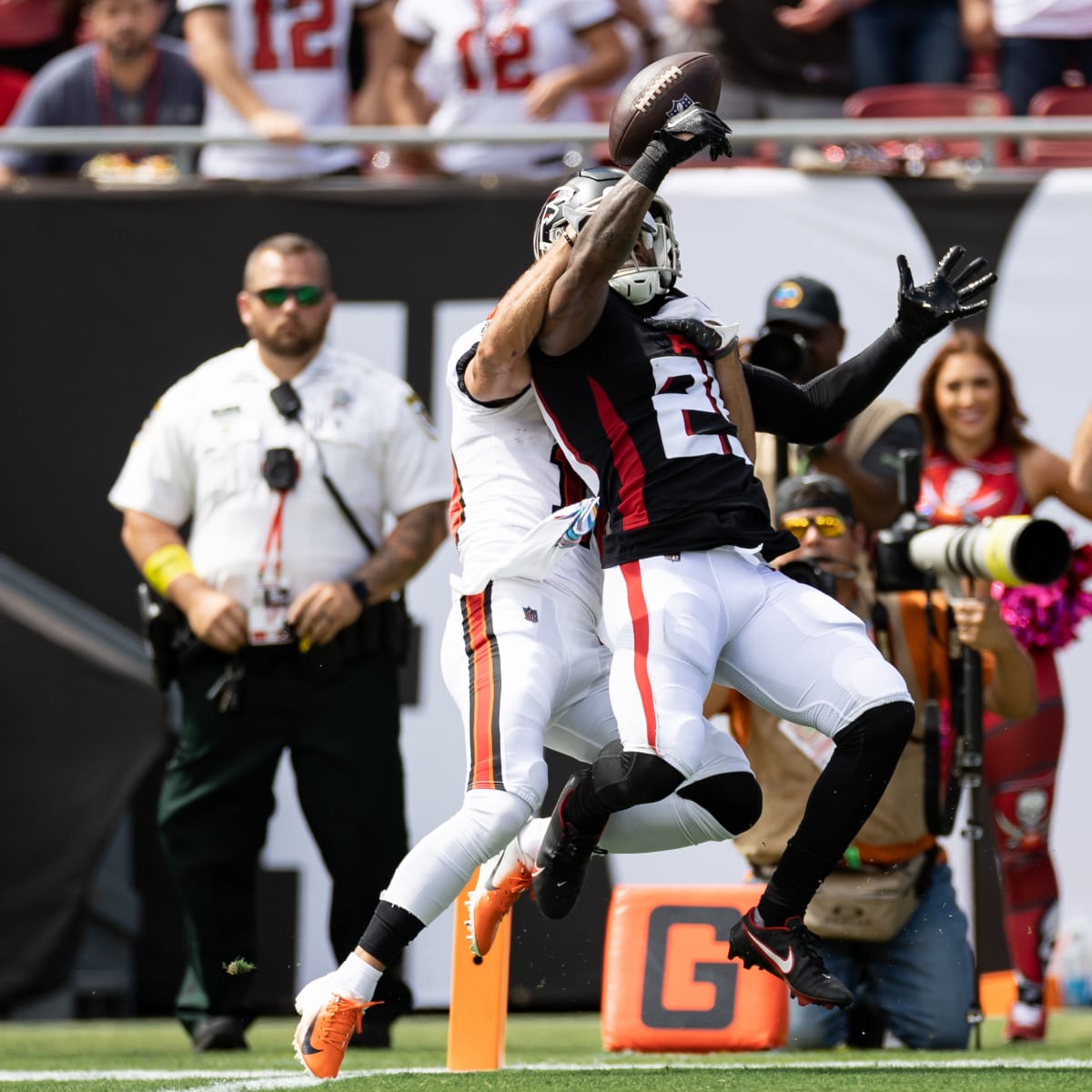 Atlanta Falcons cornerback Casey Hayward (29) warms up before an NFL  football game against the Cleveland Browns, Sunday, Oct. 2, 2022, in  Atlanta. The Atlanta Falcons won 23-20. (AP Photo/Danny Karnik Stock Photo  - Alamy