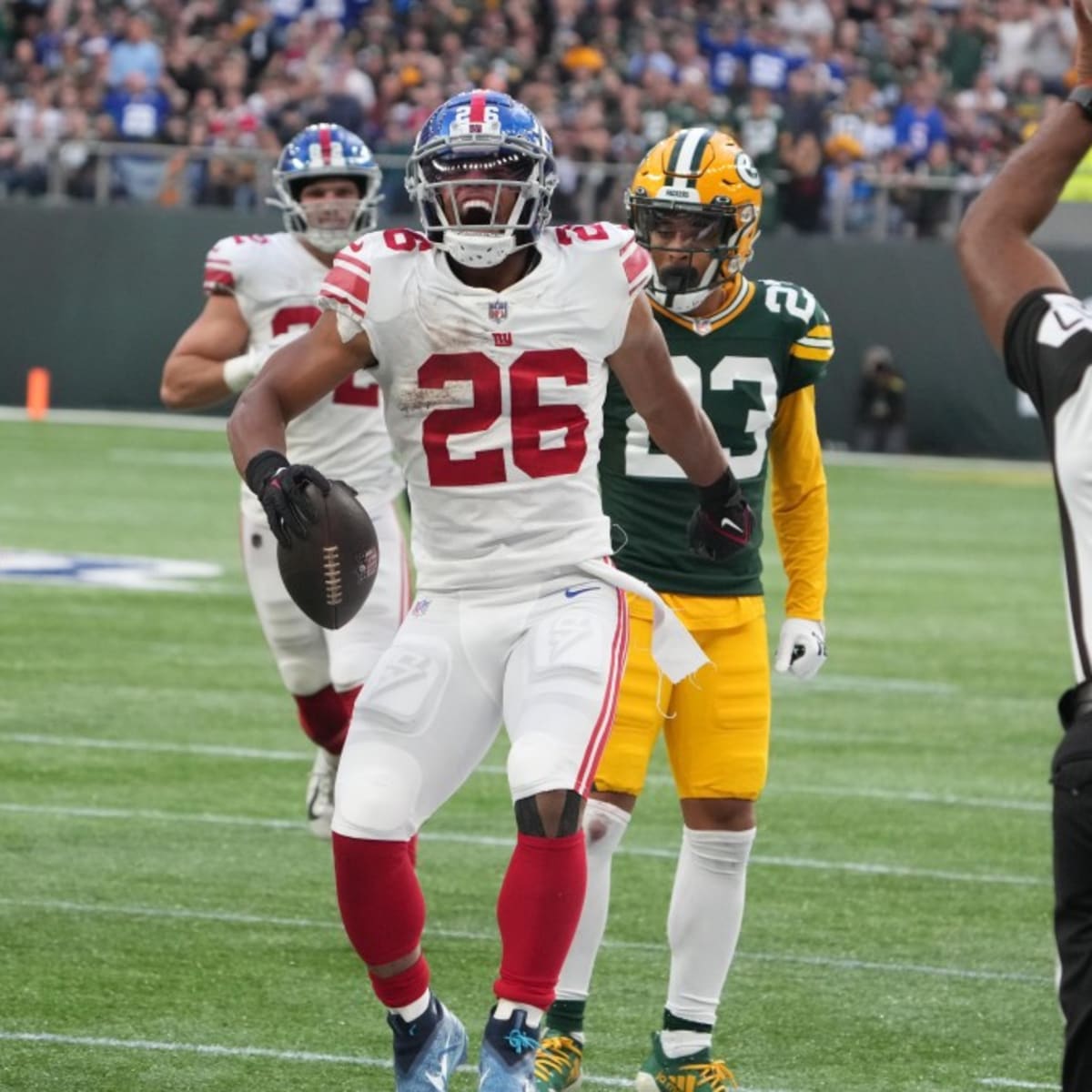 New York Giants-Green Bay Packers Halftime Report: Packers Up 20-10 in  London Game - Sports Illustrated New York Giants News, Analysis and More