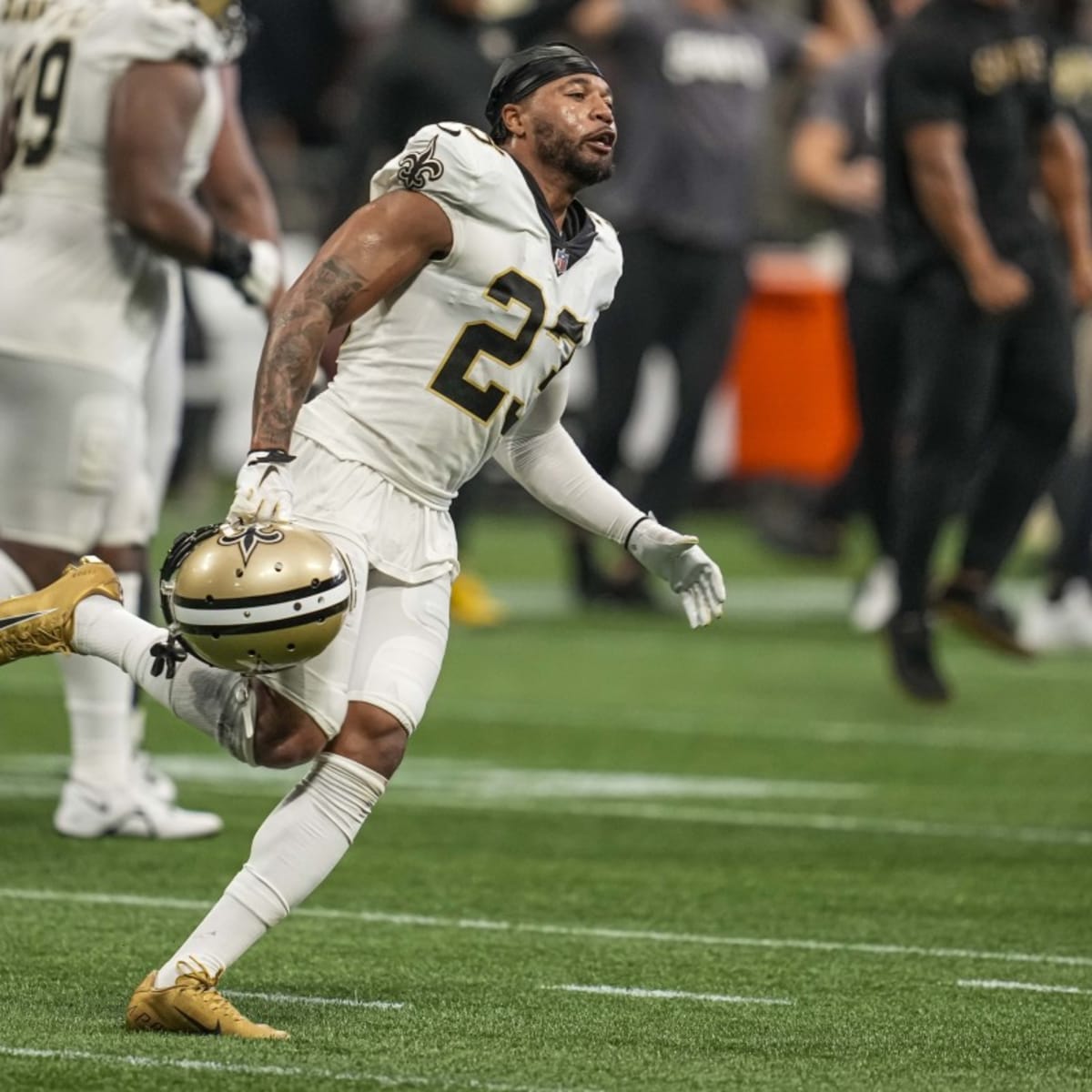 Marshon Lattimore sits out end of Friday's practice with an injury