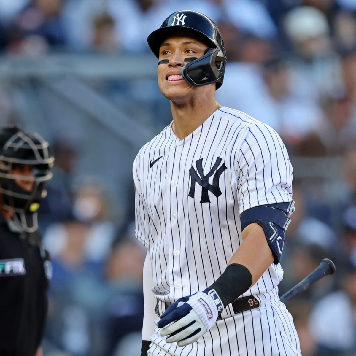 Photo of Aaron Judge standing next to NBA center goes viral