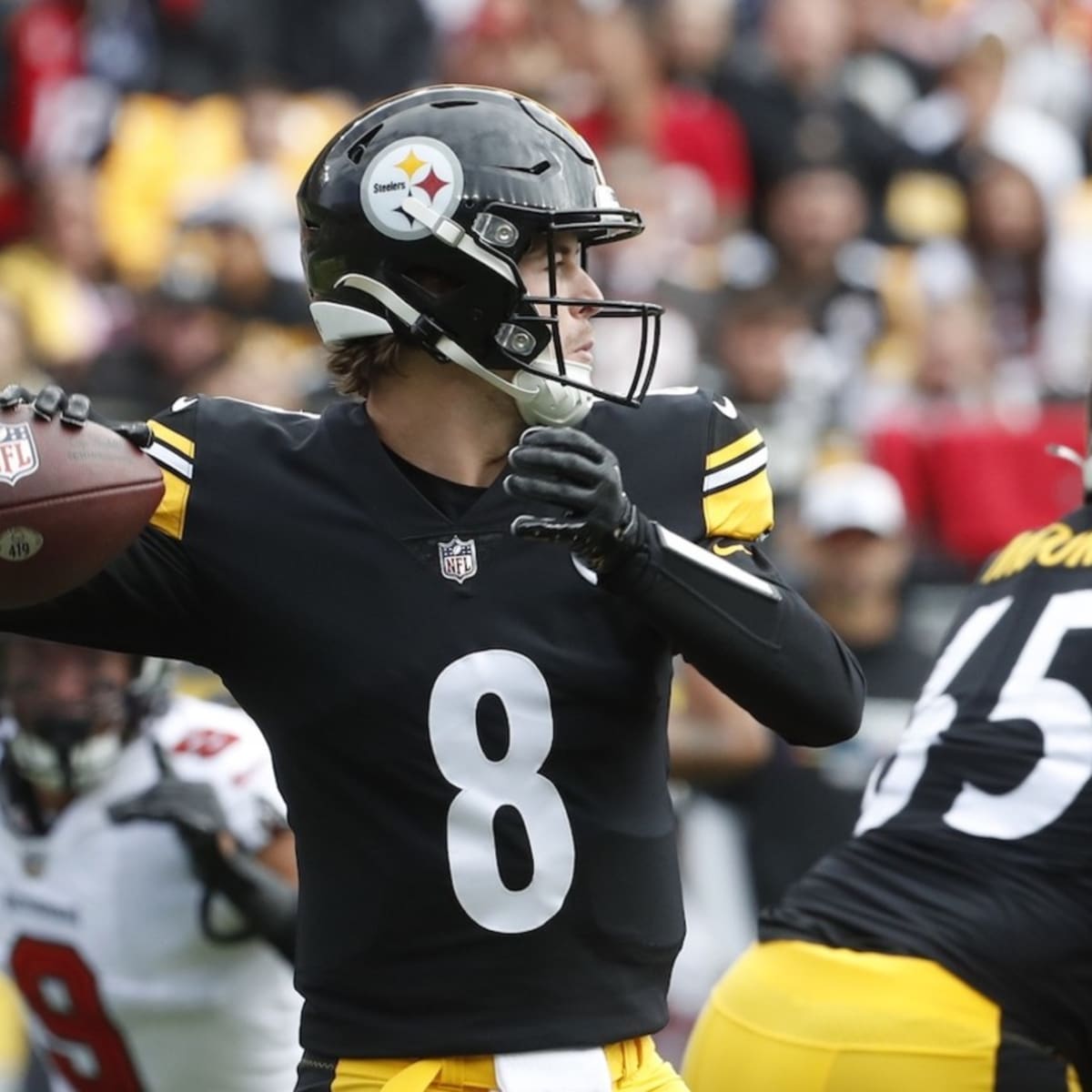 Pittsburgh Steelers quarterback Kenny Pickett (8) warms up before an NFL  football game against the Tampa Bay Buccaneers in Pittsburgh, Sunday, Oct.  16, 2022. (AP Photo/Barry Reeger Stock Photo - Alamy