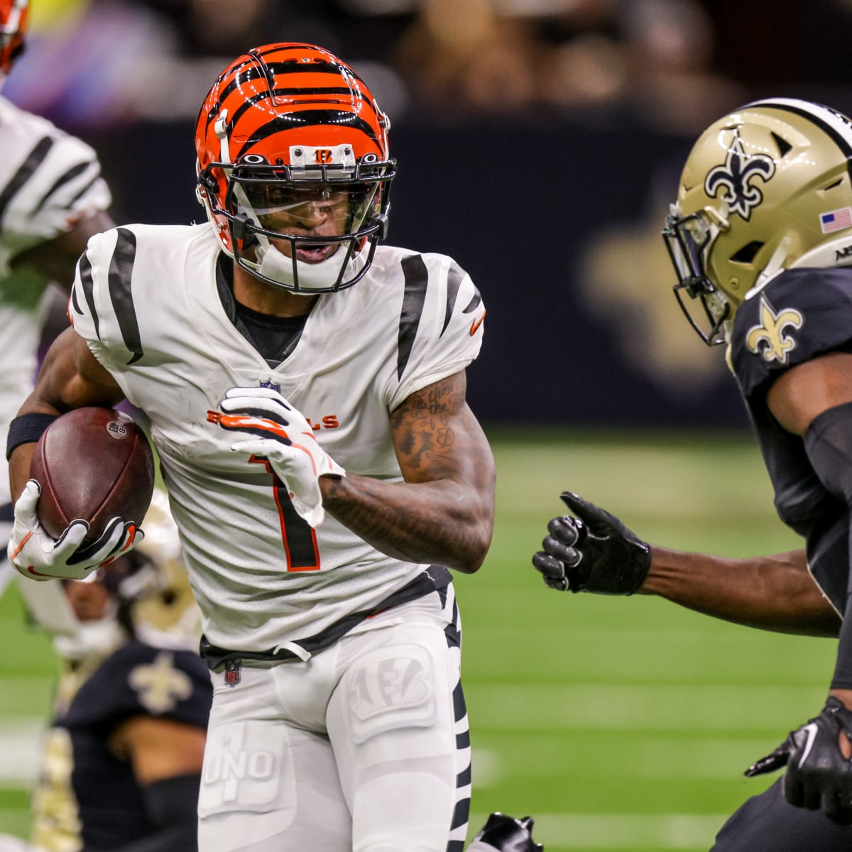 Maryland, USA. 20th Aug, 2021. August 20, 2021: Cincinnati Bengals wide  receiver Ja'Marr Chase (1) warms up before the NFL preseason game between  the Cincinnati Bengals and the Washington Football Team at