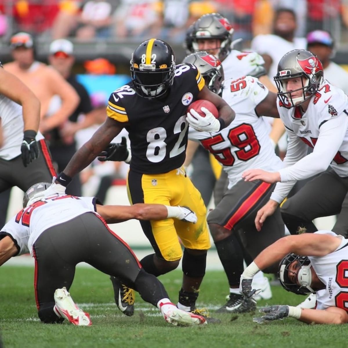 Pittsburgh Steelers LB Suffers Knee Injury vs Buccaneers - Sports  Illustrated Pittsburgh Steelers News, Analysis and More