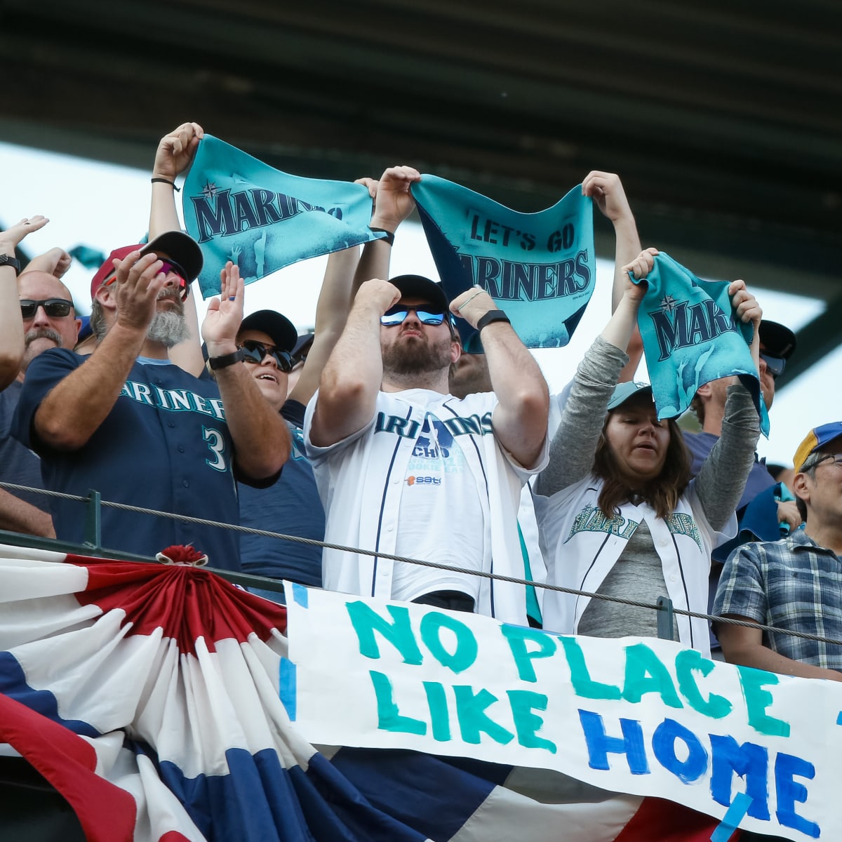 Fan shows his support for both Astros, Mariners in ALDS