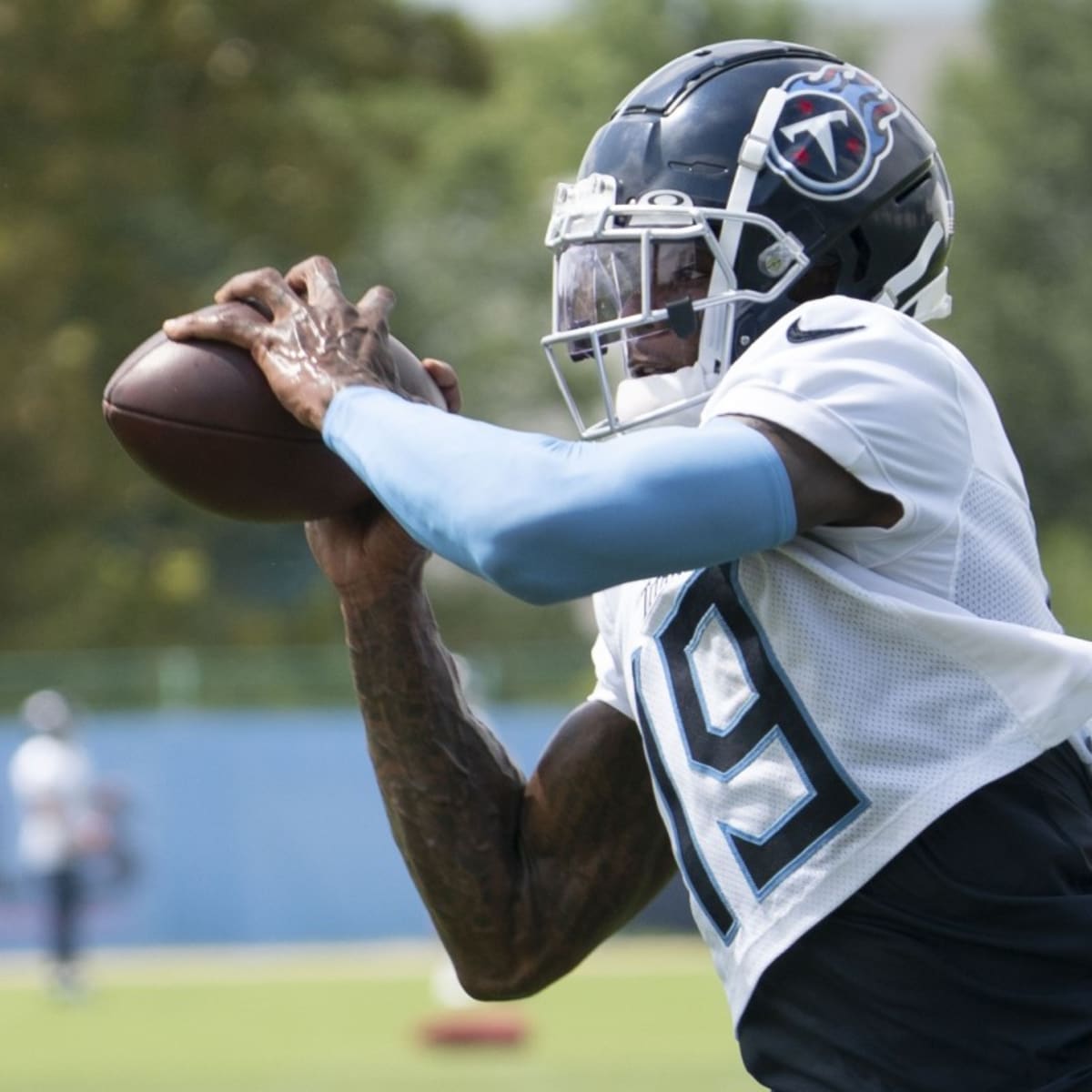 Tennessee Titans wide receiver Randy Moss (84) practices on