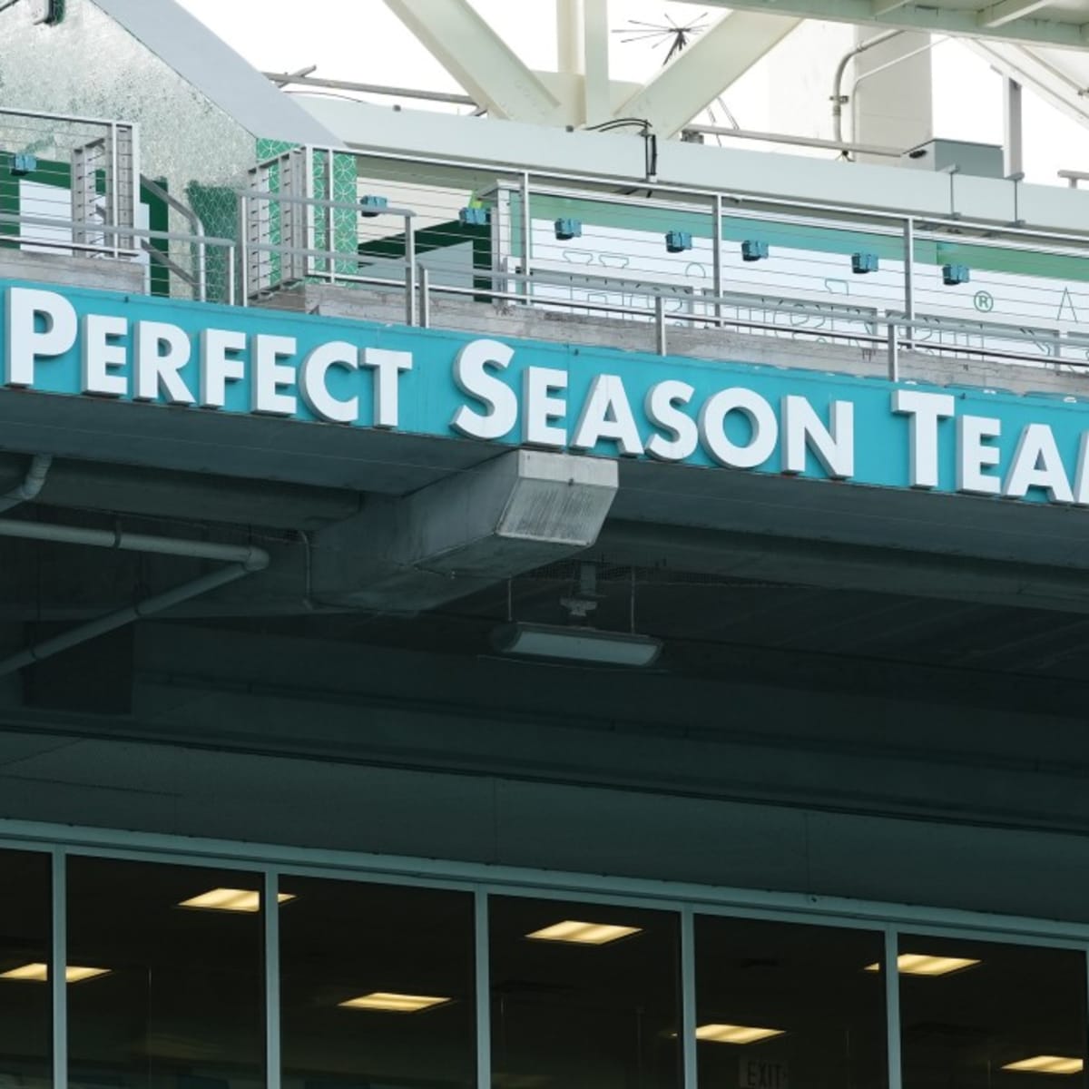 Dolphins honor 1972 perfect season team