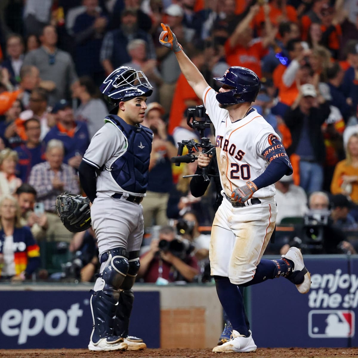 Yankees mount late comeback off Astros bullpen to win Game 1 of