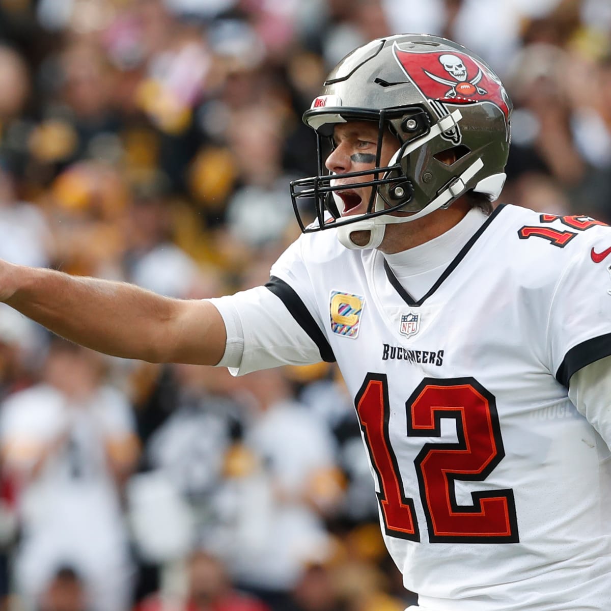 Tom Brady Freaks Out at Offensive Line During Bucs-Steelers