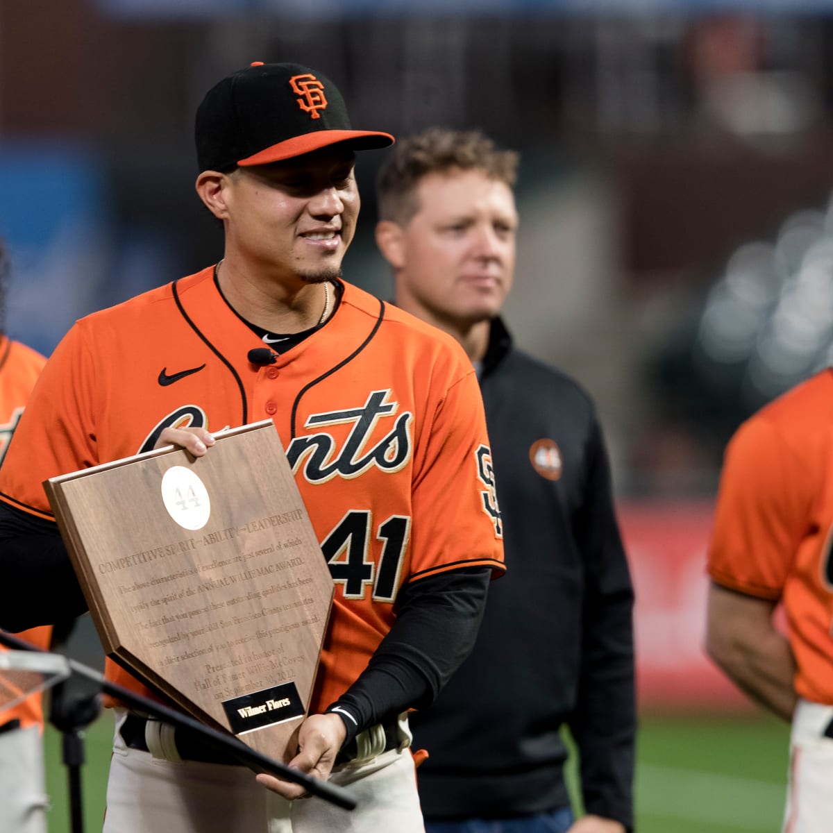 Venezuela's Wilmer Flores re-signs with the San Francisco Giants